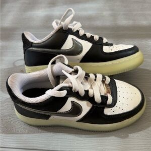 Nike Kid's AF1 LV8 Sneaker - sz 1.5